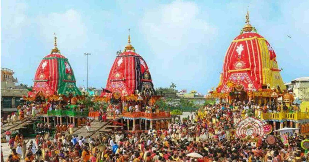 পুরীতে জগন্নাথ দেবের মাসির বাড়ির সামনে রথে ভক্তদের সমাগম / Devotees gather in Rath in front of Jagannath Dev's 'Masir Bari' in Puri