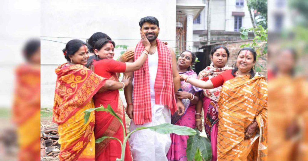 'Gaye holud' or 'Gatro horidra' ritual before Bengali weddings / বাঙালি বিয়েতে গায়ে হলুদ বা 'গাত্র-হরিদ্রা'